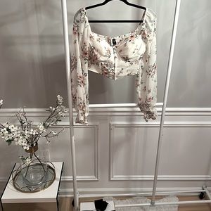 Beautiful corset top with delicate looking flowers 🌸